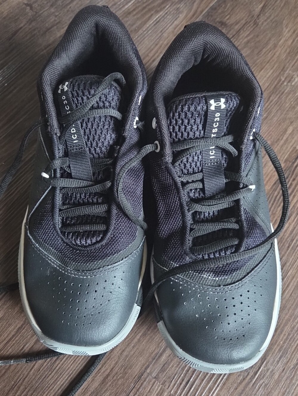 Youth Boys Under Armour Basketball Shoes Size 5.5y